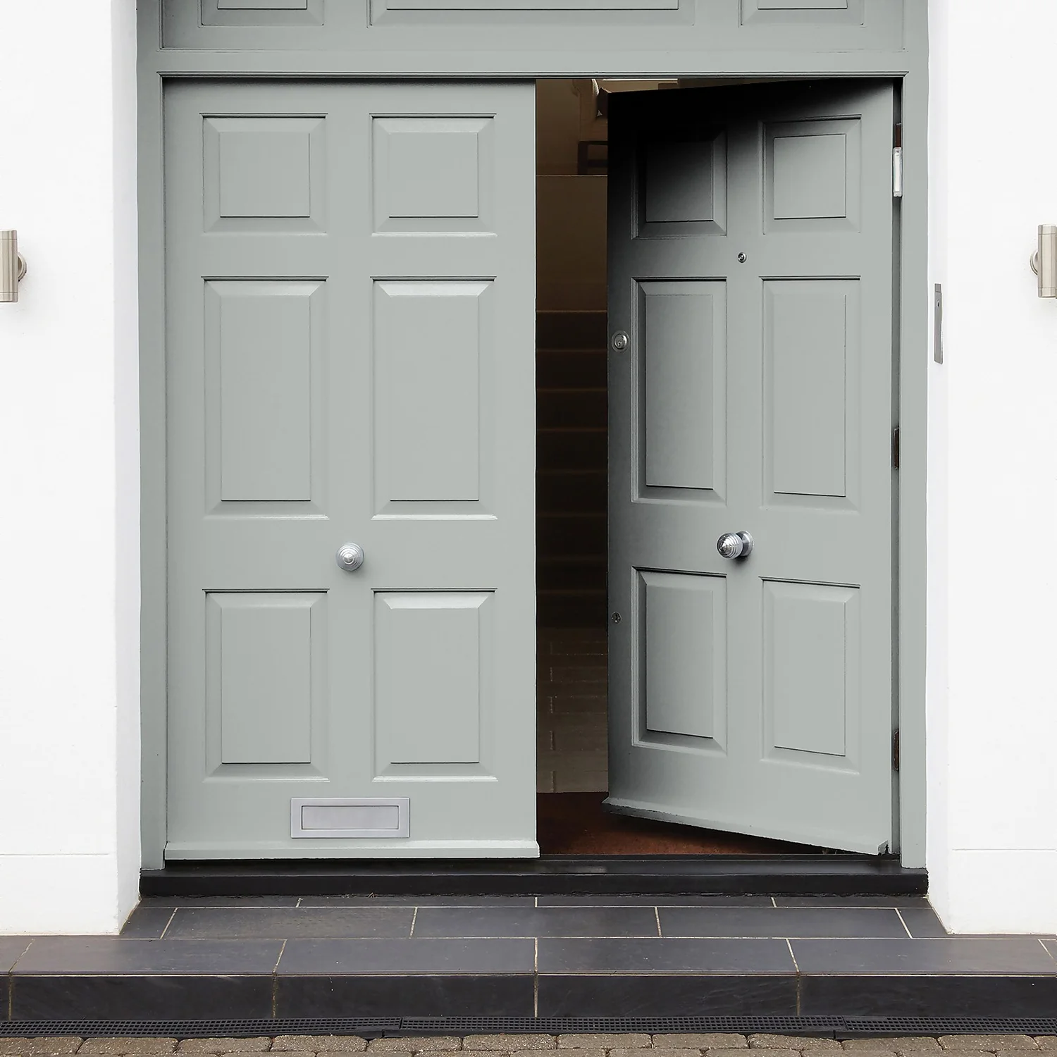 Sandtex® Exterior 10 Year Satin Paint Cloudy Day - 750ml 4 Sandtex® Exterior 10 Year Satin Paint Cloudy Day - 750ml - Image 2