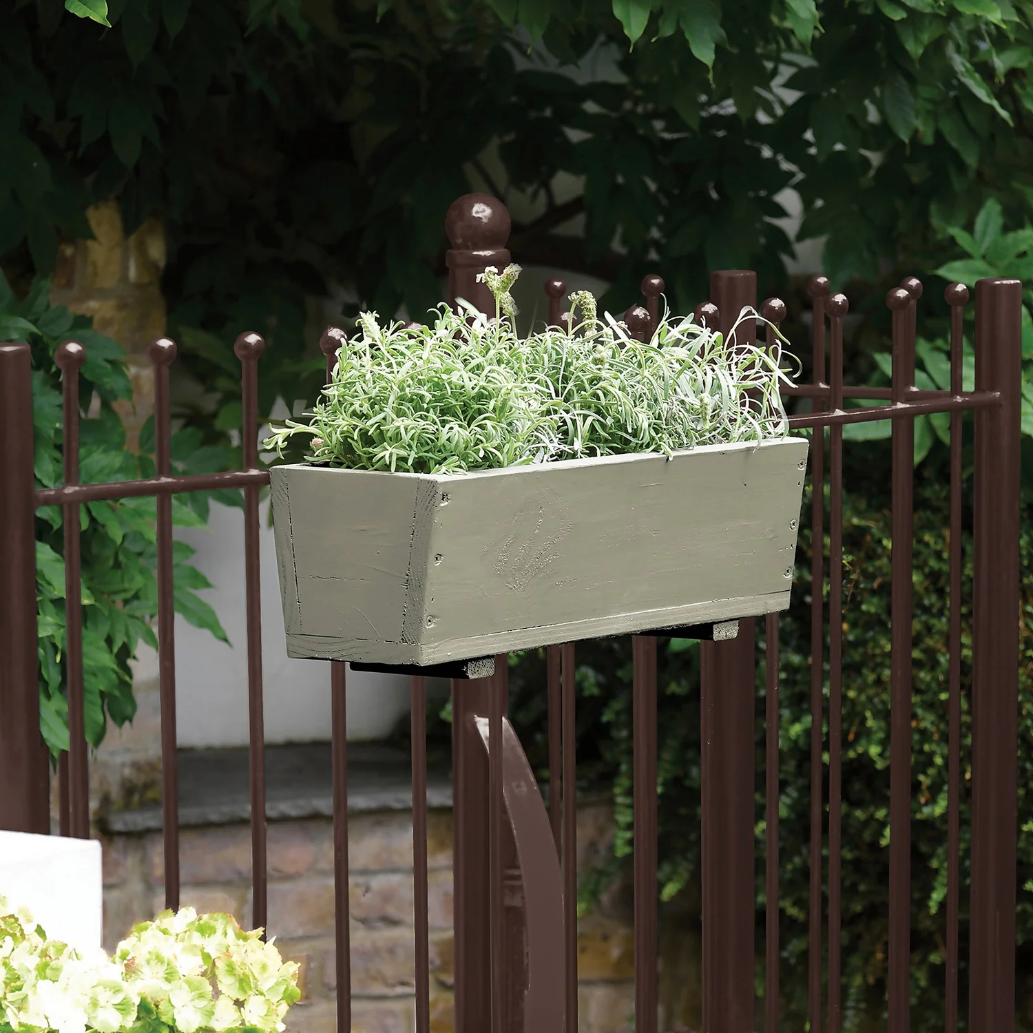 Sandtex® Exterior 10 Year Gloss Paint Chestnut Brown - 2.5L 5 Sandtex® Exterior 10 Year Gloss Paint Chestnut Brown - 2.5L - Image 3