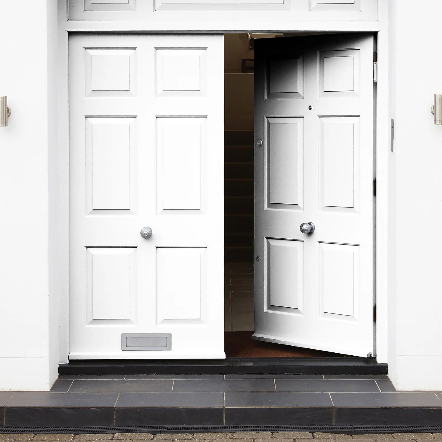 Sandtex® Exterior 10 Year Satin Paint Pure Brilliant White - 2.5L 4 Sandtex® Exterior 10 Year Satin Paint Pure Brilliant White - 2.5L - Image 2