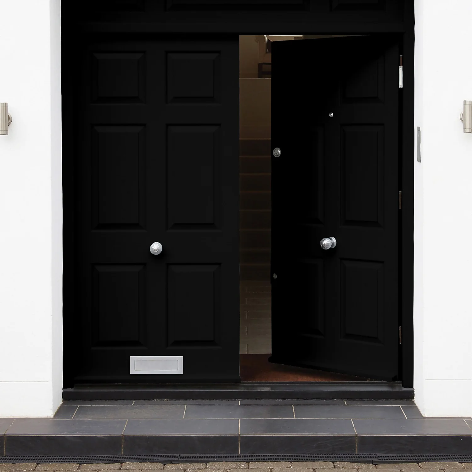 Sandtex® Exterior One Coat Gloss Paint Black - 2.5L 4 Sandtex® Exterior One Coat Gloss Paint Black - 2.5L - Image 2