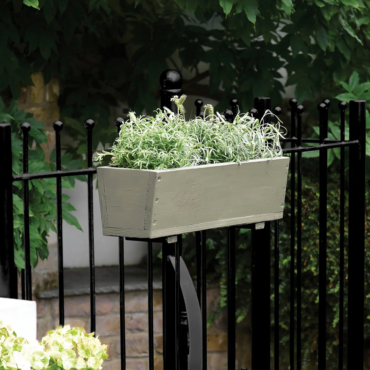 Sandtex® Exterior 10 Year Gloss Paint Charcoal Black - 750ml 5 Sandtex® Exterior 10 Year Gloss Paint Charcoal Black - 750ml - Image 3